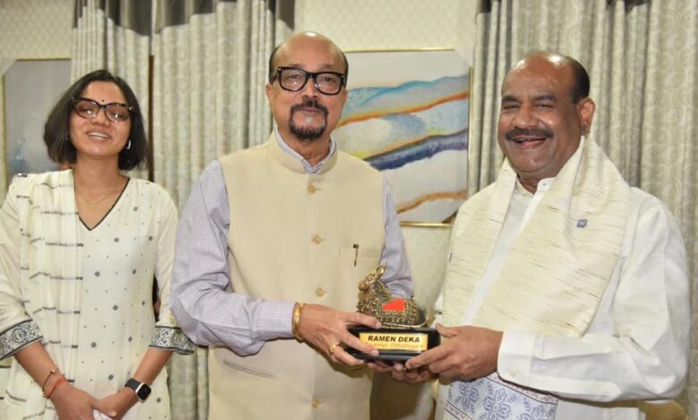 राज्यपाल रमेन डेका ने किया लोकसभा अध्यक्ष बिड़ला का आत्मीय स्वागत