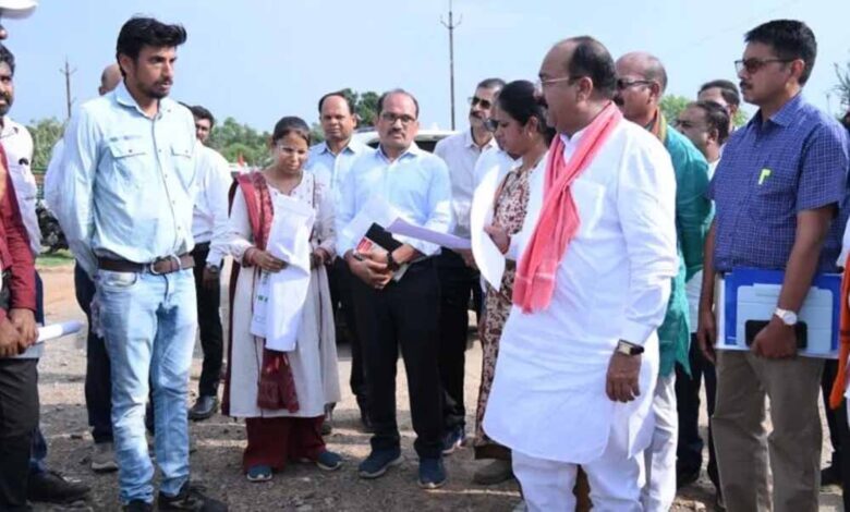 बिलासपुर में PWD अधिकारियों पर बरसे उपमुख्यमंत्री अरुण साव, लापरवाही पर लगाई फटकार