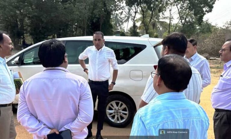 लोक-निर्माण-विभाग-के-सचिव-ने-मेडिकल-कॉलेज-के-कार्यों-का-किया-निरीक्षण,-तेजी-से-काम-पूरा-करने-कहा