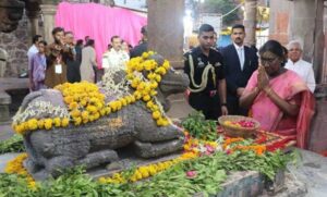 राष्ट्रपति-मुर्मु-ने-ओंकारेश्वर-तीर्थ-और-ज्योतिर्लिंग-ममलेश्वर-के-दर्शन-कर-किया-अभिषेक