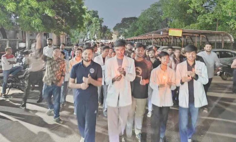 रायपुर में डॉक्टरों का कैंडल मार्च, स्टाइपेंड बढ़ाने और आउटसोर्सिंग के विरोध में प्रदर्शन