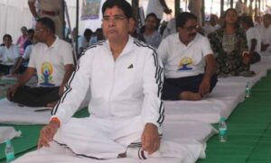 रायपुर-:-​छत्तीसगढ़-महतारी-और-भगवान-धनवंतरि-की-वंदना-से-सारंगढ़-में-योग-दिवस-का-शंखनाद