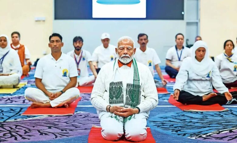 कोलकाता-में-योग-दिवस-पर-बन-सकता-है-नया-रिकॉर्ड,-पीएम-मोदी-के-साथ-10-लाख-लोगों-के-योग-करने-का-दावा