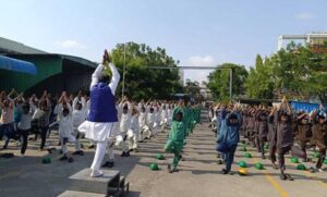 अंतर्राष्ट्रीय-योग-दिवस-पर-15-हजार-से-अधिक-श्रमिकों-ने-किया-सामूहिक-योगाभ्यास
