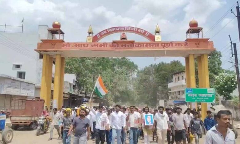स्वास्थ्य,-सड़क-और-बिजली-की-मांग-को-लेकर-कलेक्ट्रेट-पहुंचे-52-गांवों-के-आदिवासी-और-कांग्रेसी