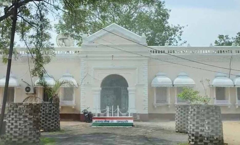 CG में रिश्वत मांगना पड़ा भारी, कलेक्टर ने सहायक ग्रेड-02 कर्मचारी को किया निलंबित
