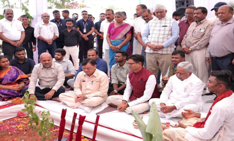 वाणिज्य-एवं-उद्योग-मंत्री-लखन-लाल-देवांगन-तथा-आवास-एवं-पर्यावरण-मंत्री-ओपी.-चौधरी-ने-गारमेंट-मैन्युफैक्चरिंग-यूनिट-का-किया-भूमिपूजन
