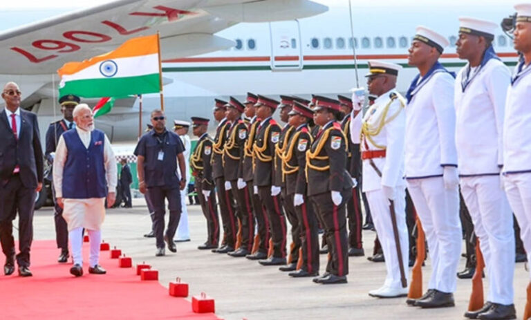 तीन-दिवसीय-दौरे-पर-सेशल्स-पहुंचे-pm-मोदी,-राष्ट्रपति-पैट्रिक-हर्मिनी-ने-किया-भव्य-स्वागत