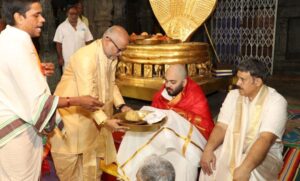 तिरुपति-बालाजी-दर्शन:-अनंत-अंबानी-ने-मुंडन-कर-भगवान-के-चरणों-में-अर्पित-किए-बाल