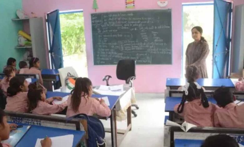 अब अधिकारियों को भी लगानी होगी ऑनलाइन हाजिरी, सरकारी स्कूलों में लागू हुआ नया नियम