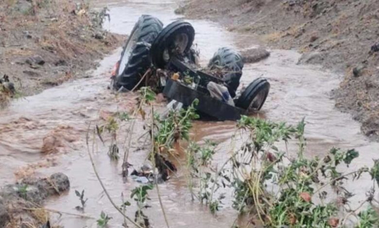 उफनते पहाड़ी नाले में बहा ट्रैक्टर, बड़वानी में चालक लापता, तलाश जारी