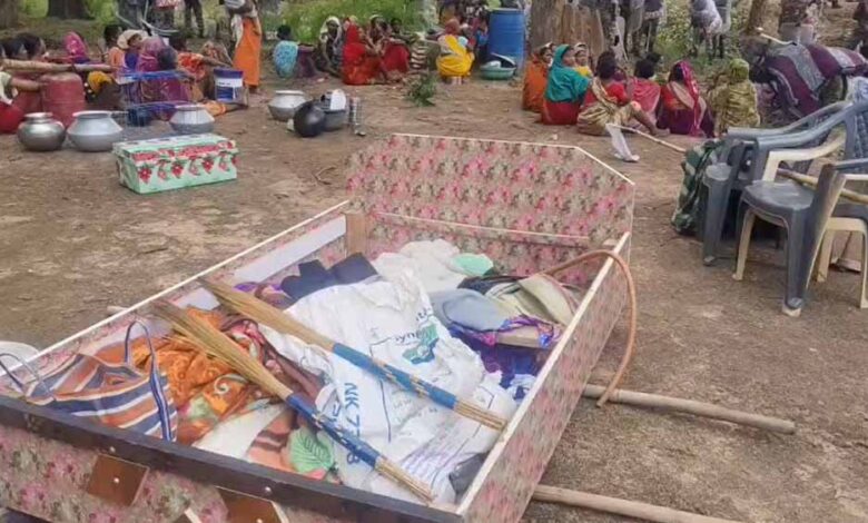 नारायणपुर में धर्मांतरित परिवारों को गांव छोड़ने का फरमान, घरों से बाहर फेंका सामान