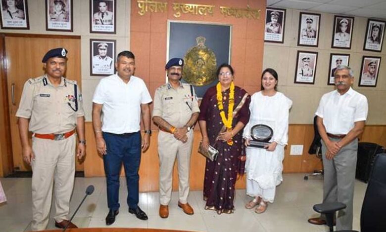 पुलिस मुख्यालय परिवार द्वारा 11 सेवानिवृत्‍त कर्मचारियों को दी गई भावभीनी विदाई