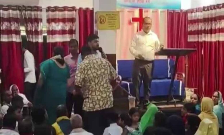 बिलासपुर में प्रार्थना सभा पर बवाल, हिंदू संगठनों ने लगाया धर्मांतरण कराने का आरोप