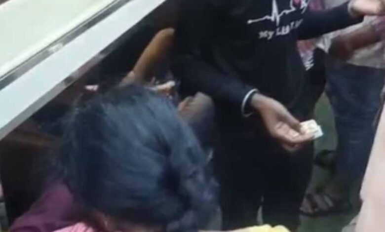 चलती बस में गूंजी किलकारी! सफर के दौरान महिला ने बच्चे को दिया जन्म, यात्रियों ने की मदद