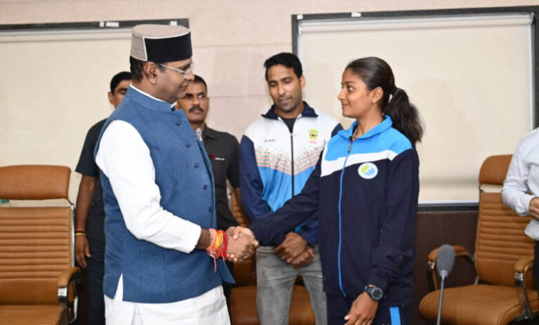 एशियन-गेम्स-के-लिए-क्वालीफाई-करने-वाले-खिलाड़ियों-से-टीटी.-नगर-स्टेडियम-में-मिले-मंत्री-सारंग