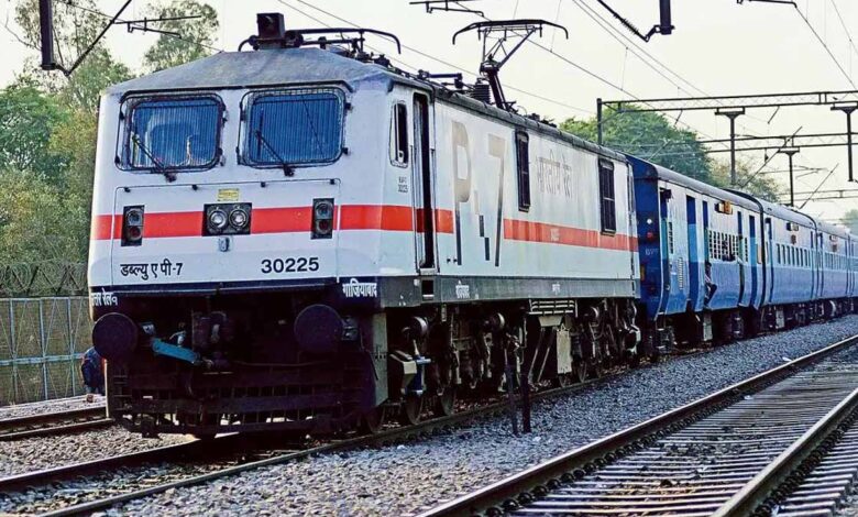 रेल यात्रियों की बढ़ी मुश्किलें! माता वैष्णो देवी रूट की ट्रेनें 12 घंटे तक लेट, कई गाड़ियां डायवर्ट