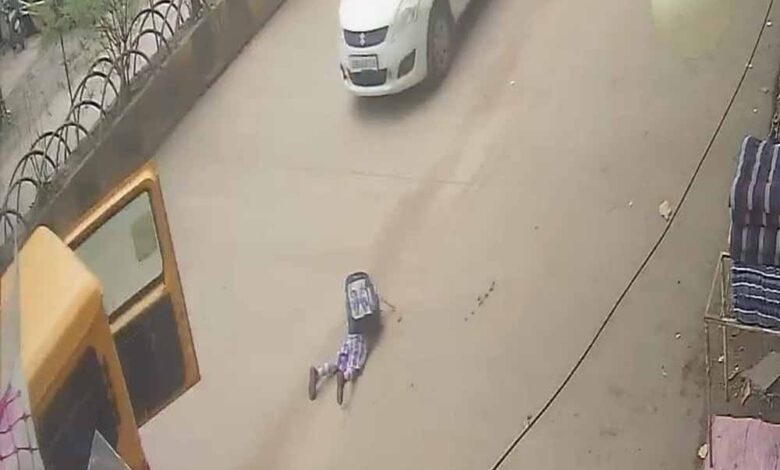 CG News: चलती स्कूल वैन का गेट खुला, सड़क पर गिरा मासूम; बड़ा हादसा टला