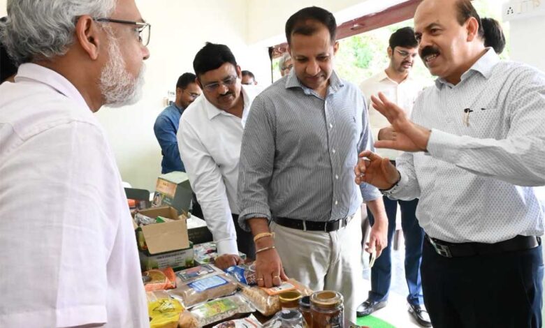 कृषि उत्पादन आयुक्त  परदेशी ने किया कृषि विश्वविद्यालय का दौरा